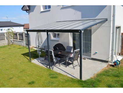 Hliníková pergola LANITPLAST WALL 43 antracit + opál PC Sleva 3 % za registraci na RedEd.cz