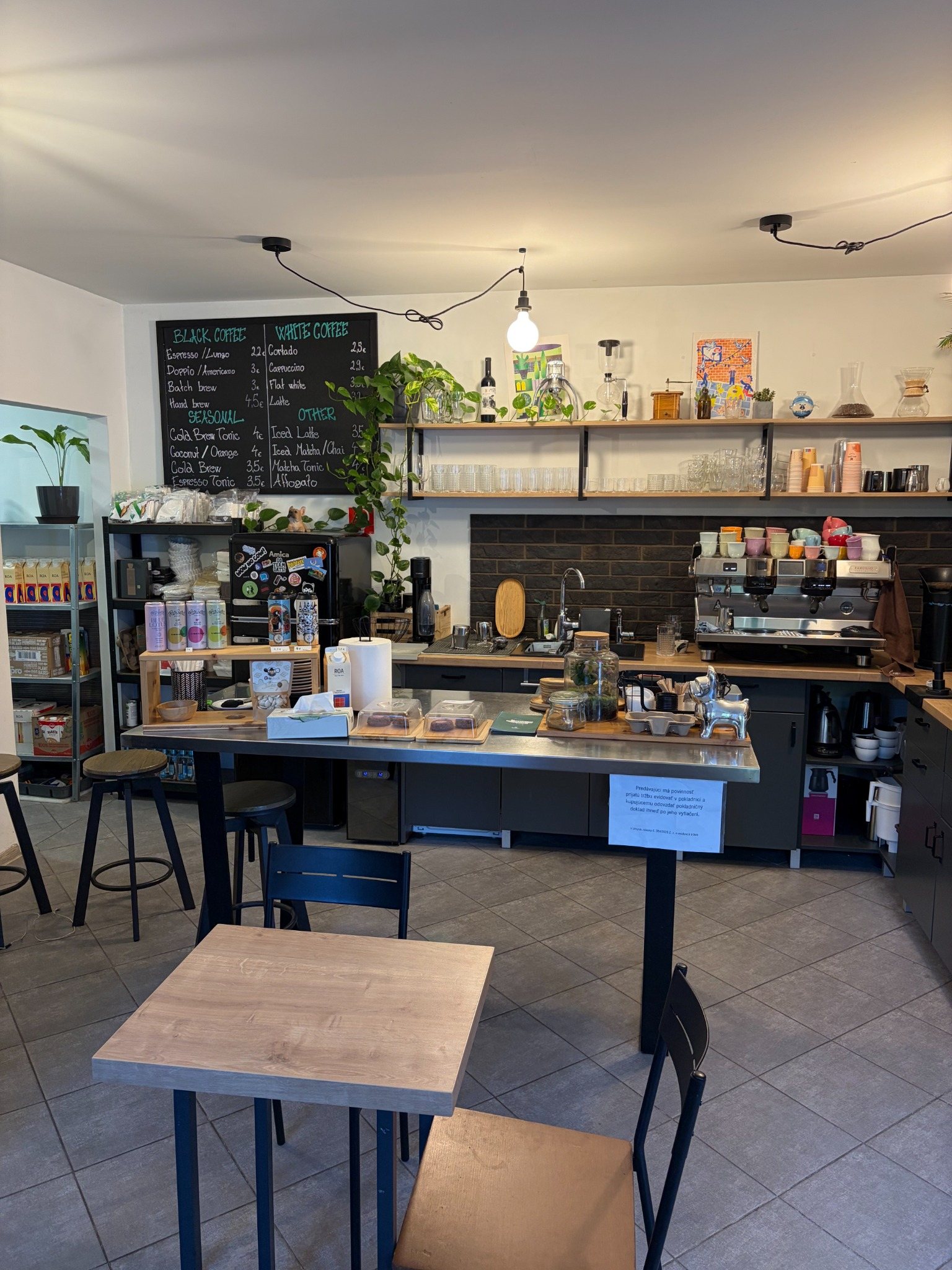 Bar v kaviarni Red Fawn Coffee Roasters
