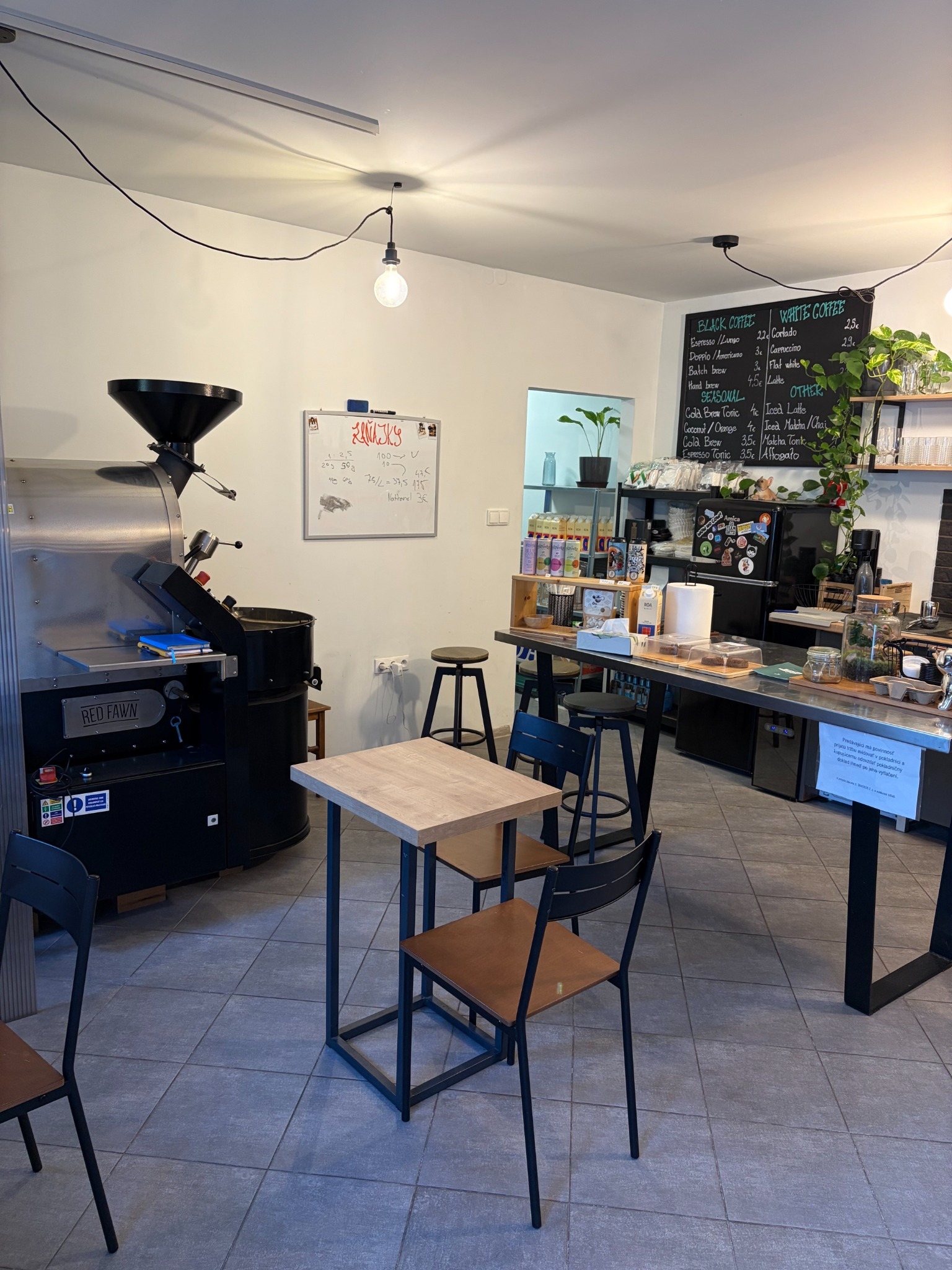 Interiér Red Fawn Coffee Roasters