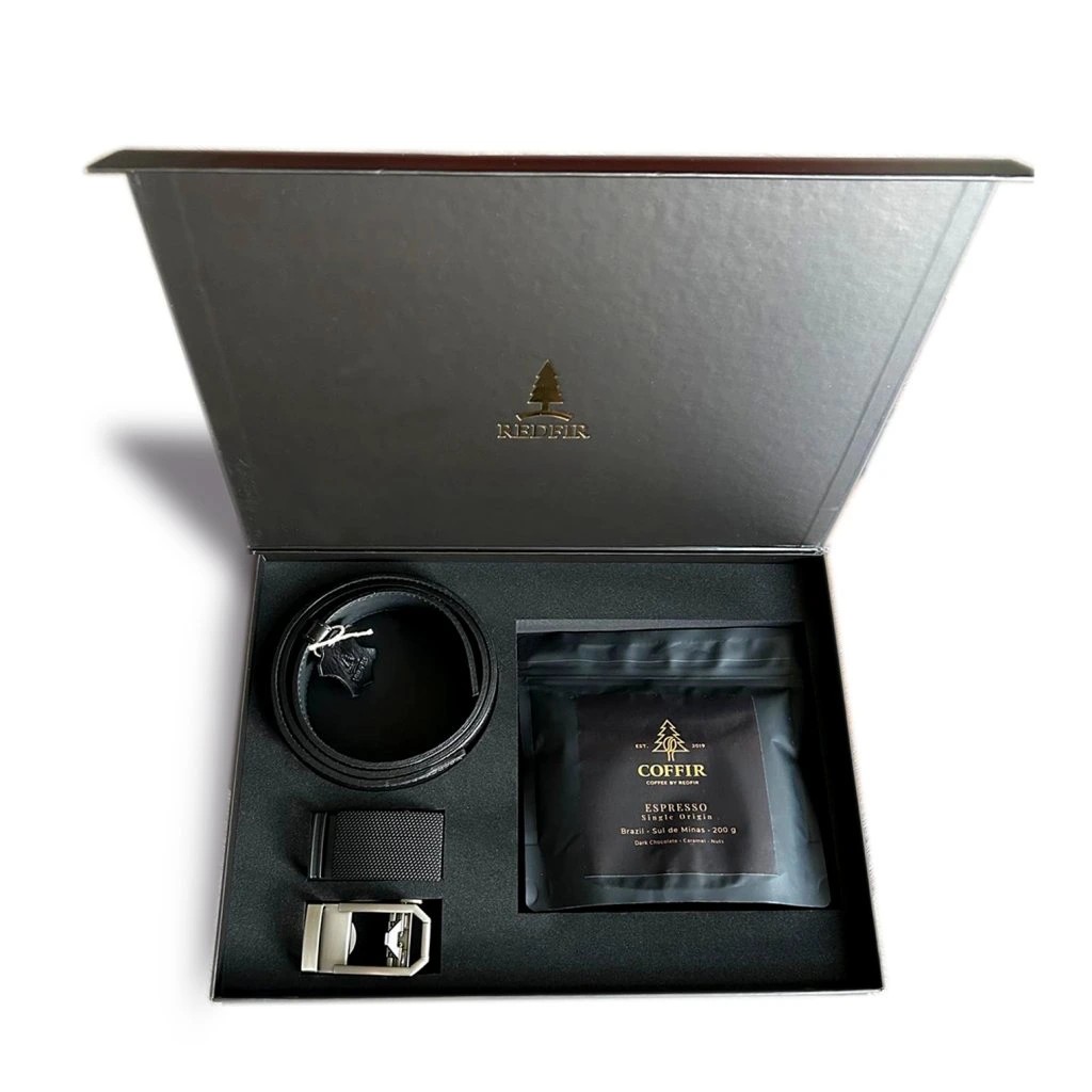 Dárková sada COFFIR — opasek, dvě spony a výběrová káva v dárkové krabičce REDFIR