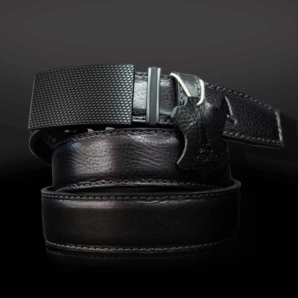 REDFIR pásek — detail italské kůže a bezdírkového mechanismu