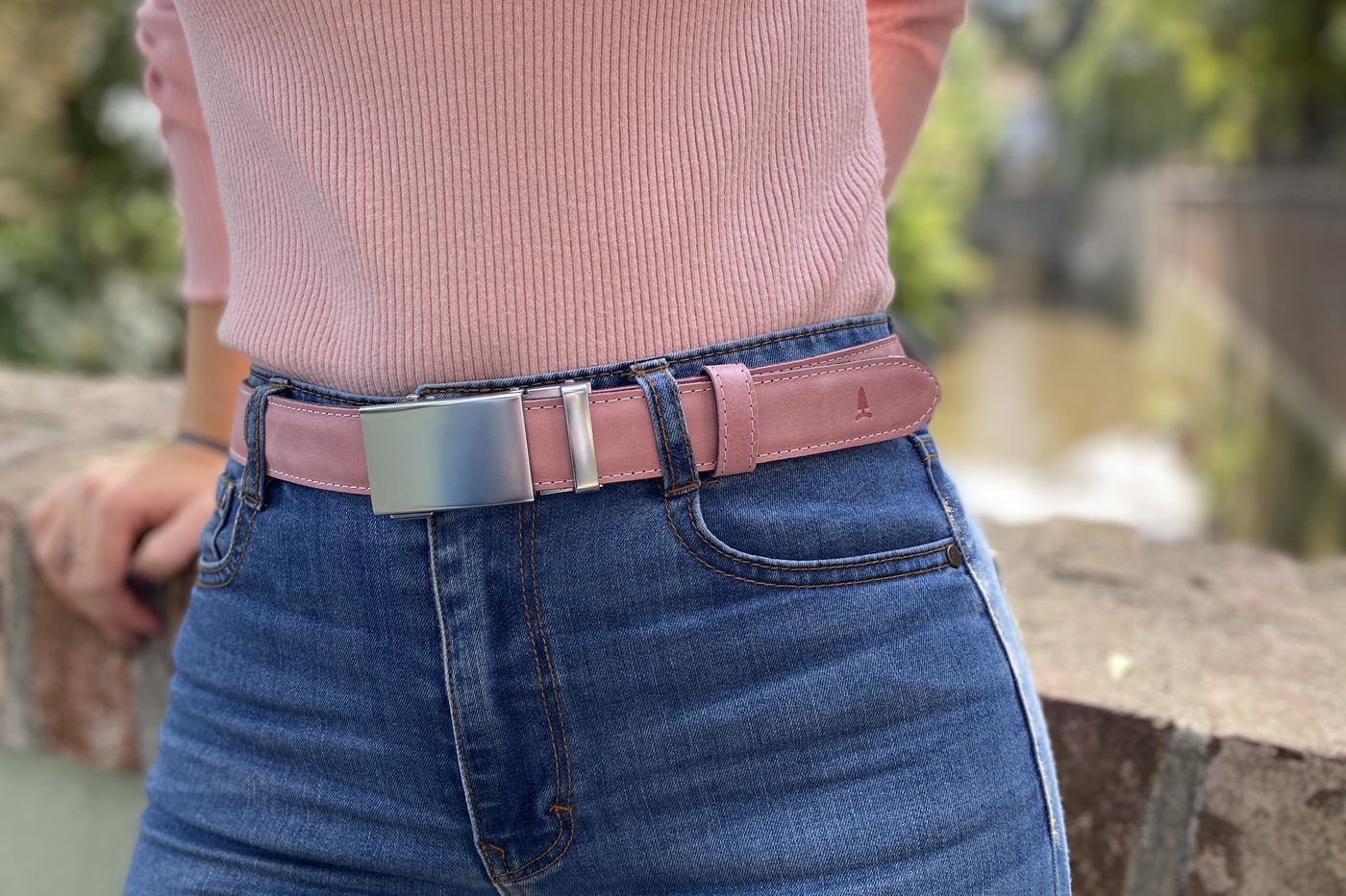 Růžový pásek Rose se sponou Silver shine k modrým džínům a růžovému topu