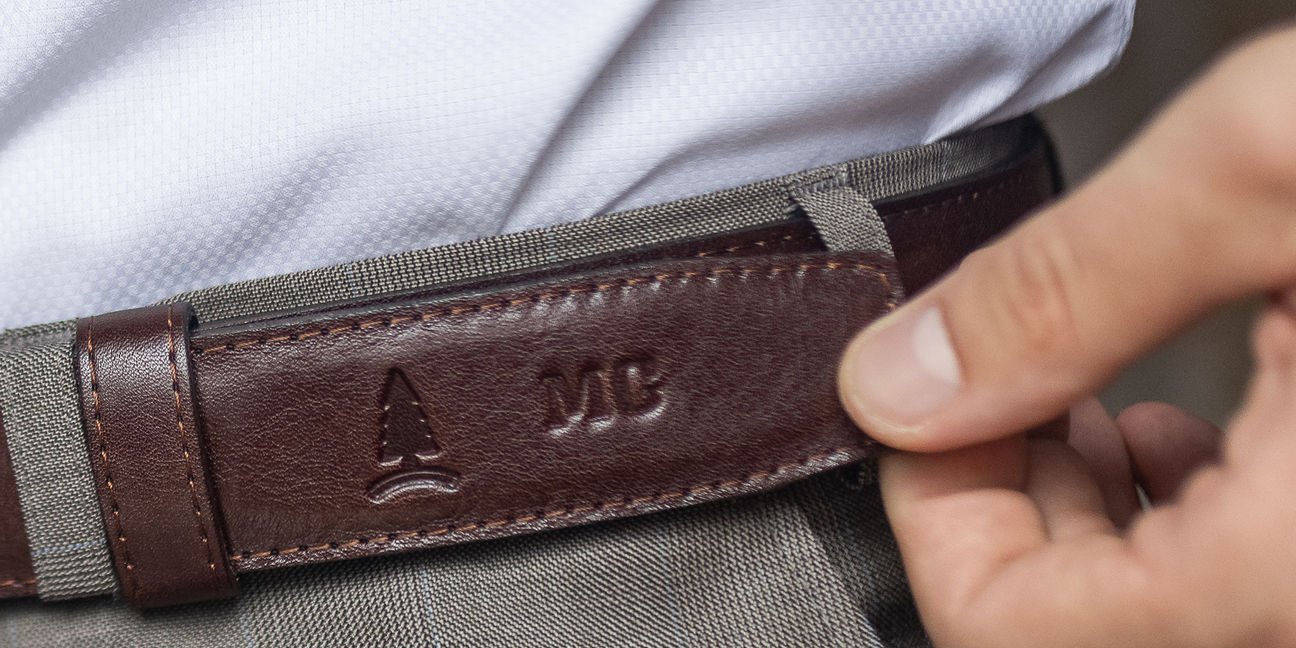 Detail pásku REDFIR s vyraženými iniciálami