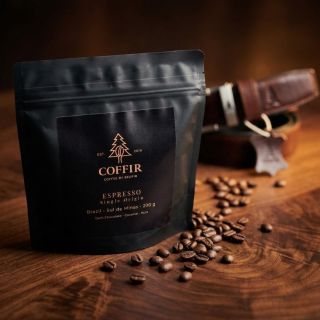 🆕 Novinka. A nečekali jste to... Ano. Děláme kávu. ☕ Mohli jsme vzít první levnou kávu a dát na ni logo. Neudělali jsme...