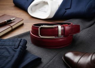 Když černá nestačí, ale výstřednost nechcete. Ne každý detail musí být bezpečný. A ne každý musí křičet, aby byl vidět....