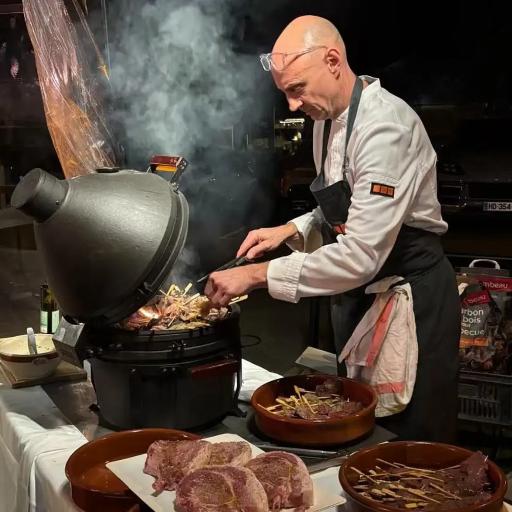 Kamado grily a vaření na dřevěném uhlí: Proč tento trend dobývá moderní gastronomii?