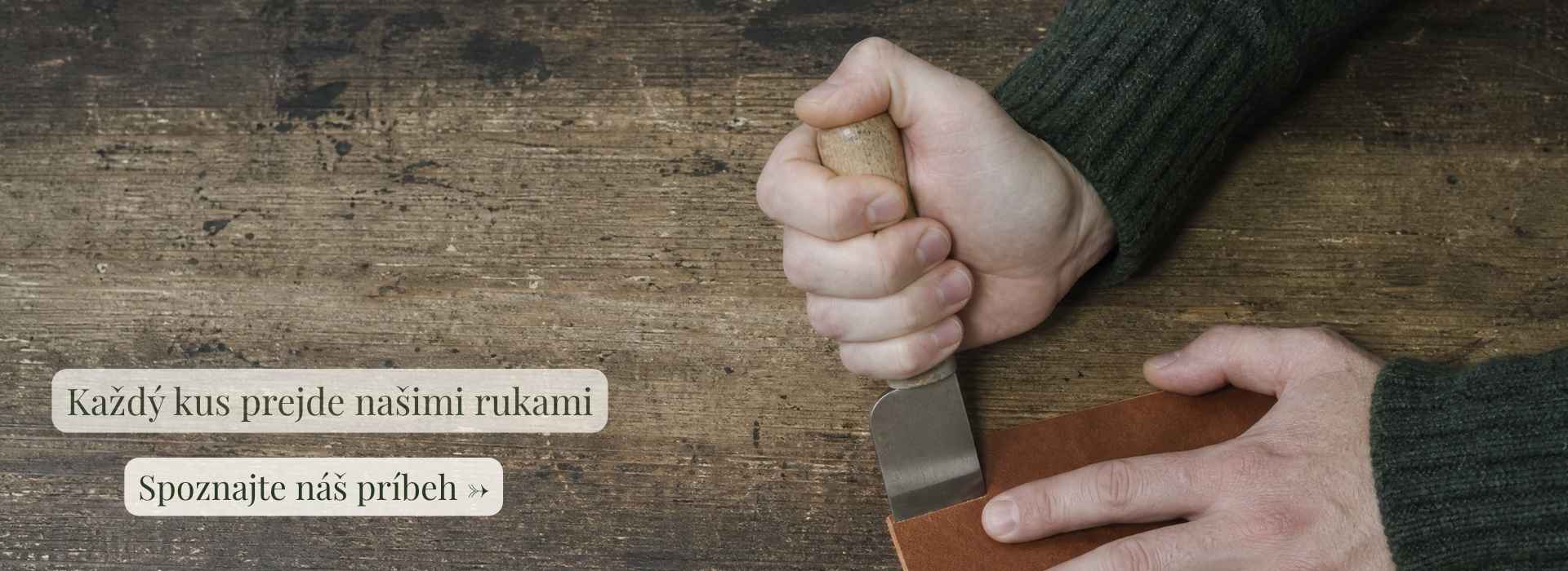 Detail ručnej výroby koženého opasku v dielni Redman Leather Goods v Michalovciach