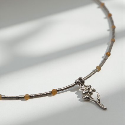 Rhodiovaný náhrdelník narcis a červený avanturín - mosazný přívěsek, stříbrné prvky (Ag 925)