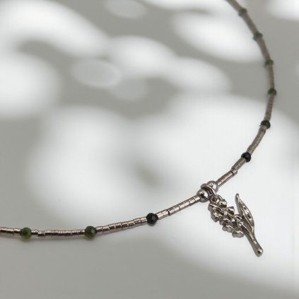 Rhodiovaný náhrdelník konvalinka a turmalín - mosazný přívěsek, stříbrné prvky (Ag 925)