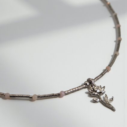 Rhodiovaný náhrdelník leknín a růžový opál - mosazný přívěsek, stříbrné prvky (Ag 925)