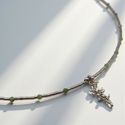 Rhodiovaný náhrdelník cesmína a jadeit - mosazný přívěsek, stříbrné prvky (Ag 925)