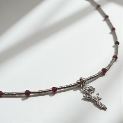 Rhodiovaný náhrdelník růže a granát - mosazný přívěsek, stříbrné prvky (Ag 925)