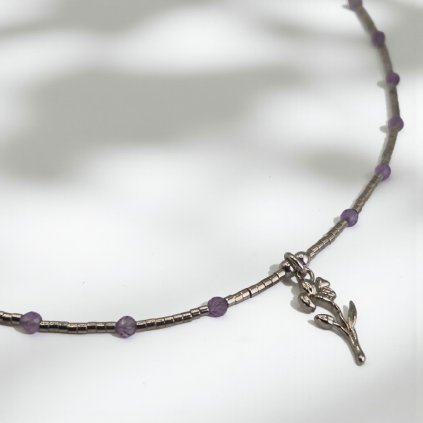 Rhodiovaný náhrdelník kosatec a ametyst-mosazný přívěsek, stříbrné prvky (Ag 925)