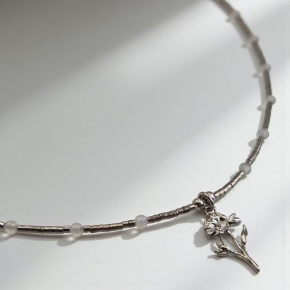 Rhodiovaný náhrdelník sedmikráska a křišťál - mosazný přívěsek, stříbrné prvky (Ag 925)