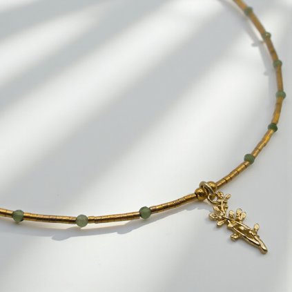 Pozlacený náhrdelník cesmína a jadeit - mosazný přívěsek, stříbrné komponenty (Ag 925)