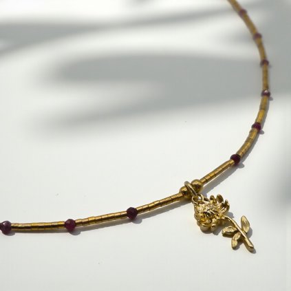 Pozlacený náhrdelník chryzantéma a turmalín - mosazný přívěsek, stříbrné komponenty (Ag 925)