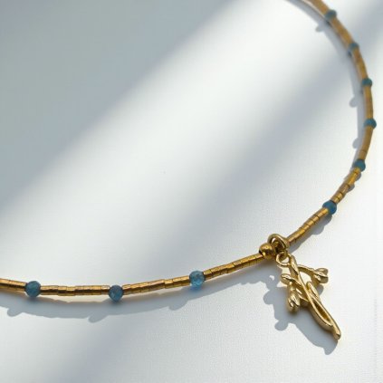 Pozlacený náhrdelník sněženka a apatit - mosazný přívěsek, stříbrné komponenty (Ag 925)