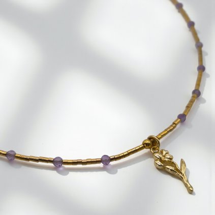 Pozlacený náhrdelník kosatec a ametyst - mosazný přívěsek, stříbrné komponenty (Ag 925)
