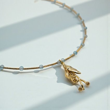 Pozlacený náhrdelník pomněnka a topaz - mosazný přívěsek, stříbrné komponenty (Ag 925)