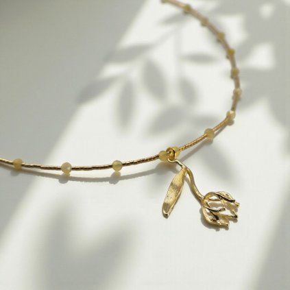 Pozlacený náhrdelník tulipán a žlutý opál - mosazný přívěsek, stříbrné komponenty (Ag 925)