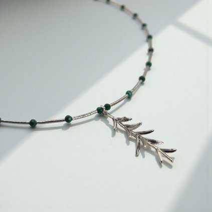 Rhodiovaný náhrdelník rozmarýn a malachit - mosazný přívěsek, stříbrné komponenty (Ag 925)