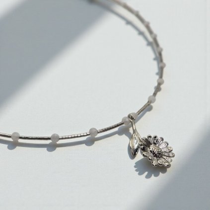 Rhodiovaný náhrdelník sedmikráska a měsíční kámen - mosazný přívěsek, stříbrné komponenty (Ag 925)