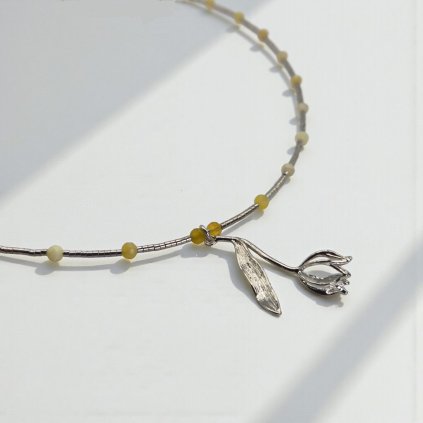 Rhodiovaný náhrdelník tulipán a žlutý opál - mosazný přívěsek, stříbrné komponenty (Ag 925)