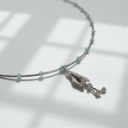 Rhodiovaný náhrdelník pomněnka a topaz - mosazný přívěsek, stříbrné komponenty (Ag 925)