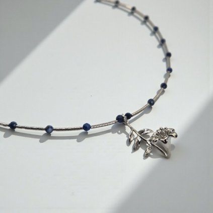 Rhodiovaný náhrdelník hořec a lapis lazuli - mosazný přívěsek, stříbrné komponenty (Ag 925)