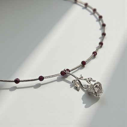 Rhodiovaný náhrdelník růže a granát - mosazný přívěsek, stříbrné komponenty (Ag 925)