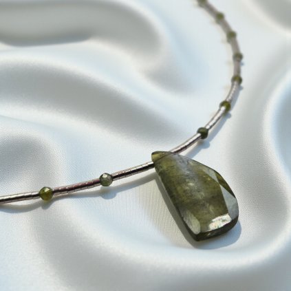 Náhrdelník s tmavě zeleným turmalínem