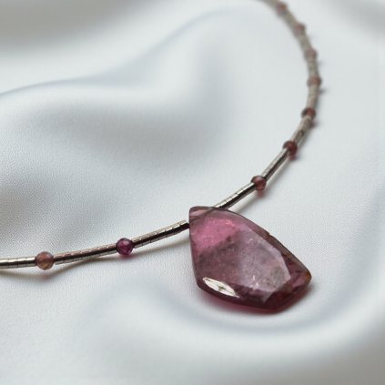 Náhrdelník s růžovým turmalínem