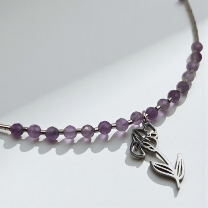 Rhodiovaný náhrdelník kosatec a ametyst - nerezový přívěsek, stříbrné komponenty (Ag 925)