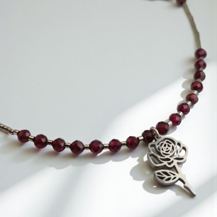 Rhodiovaný náhrdelník růže a granát - nerezový přívěsek, stříbrné komponenty (Ag 925)