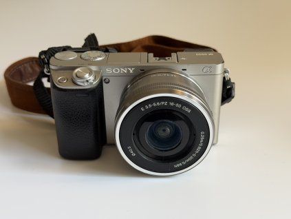 Sony Alpha A6000 + 16-50 mm stříbrný
