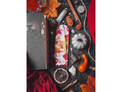 the life of a bookish girl - laminált könyvjelző - bézs ( laminált & bojt )