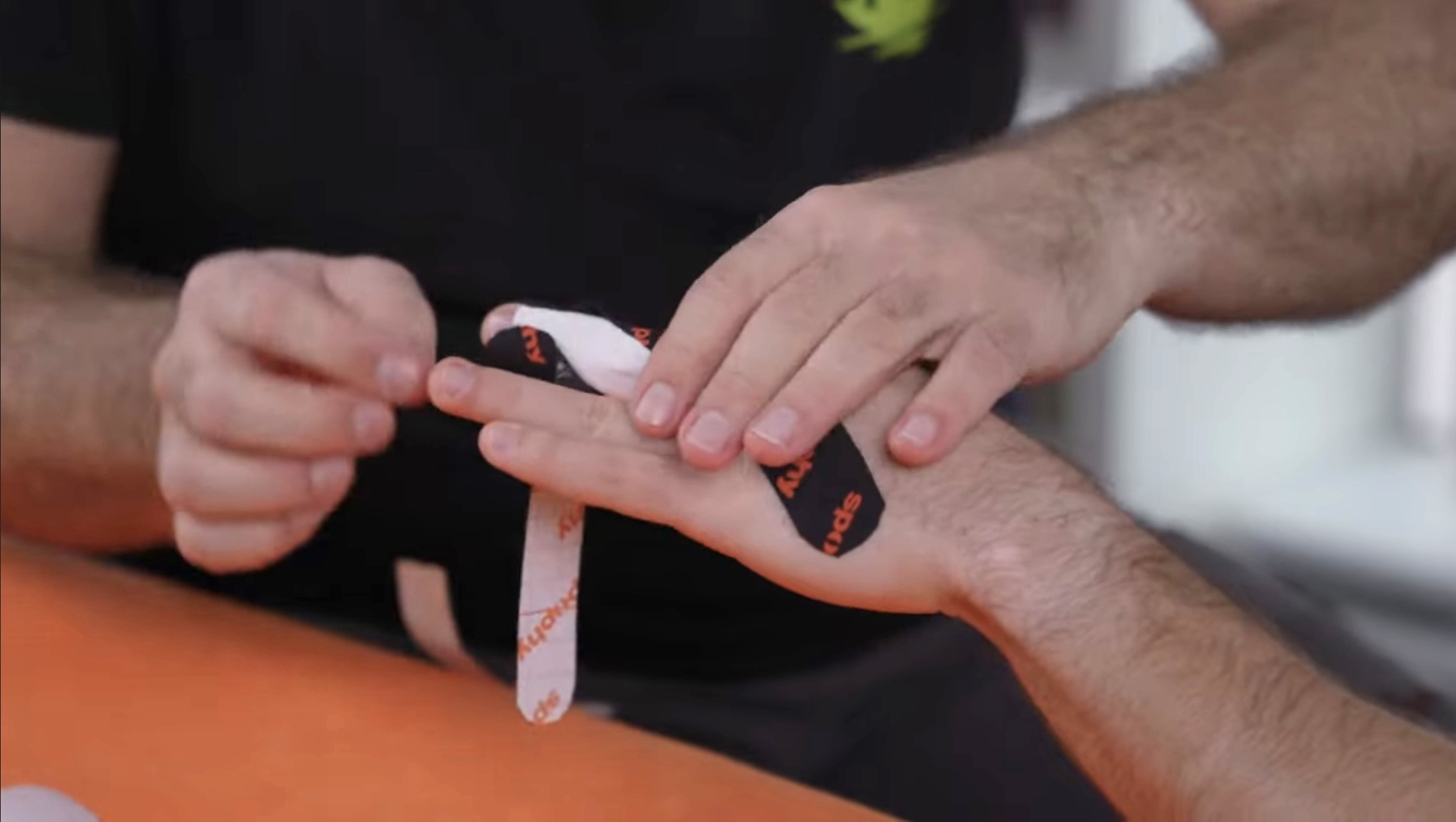 Spevnenie prsta kombináciou fixačného a elastického tejpu