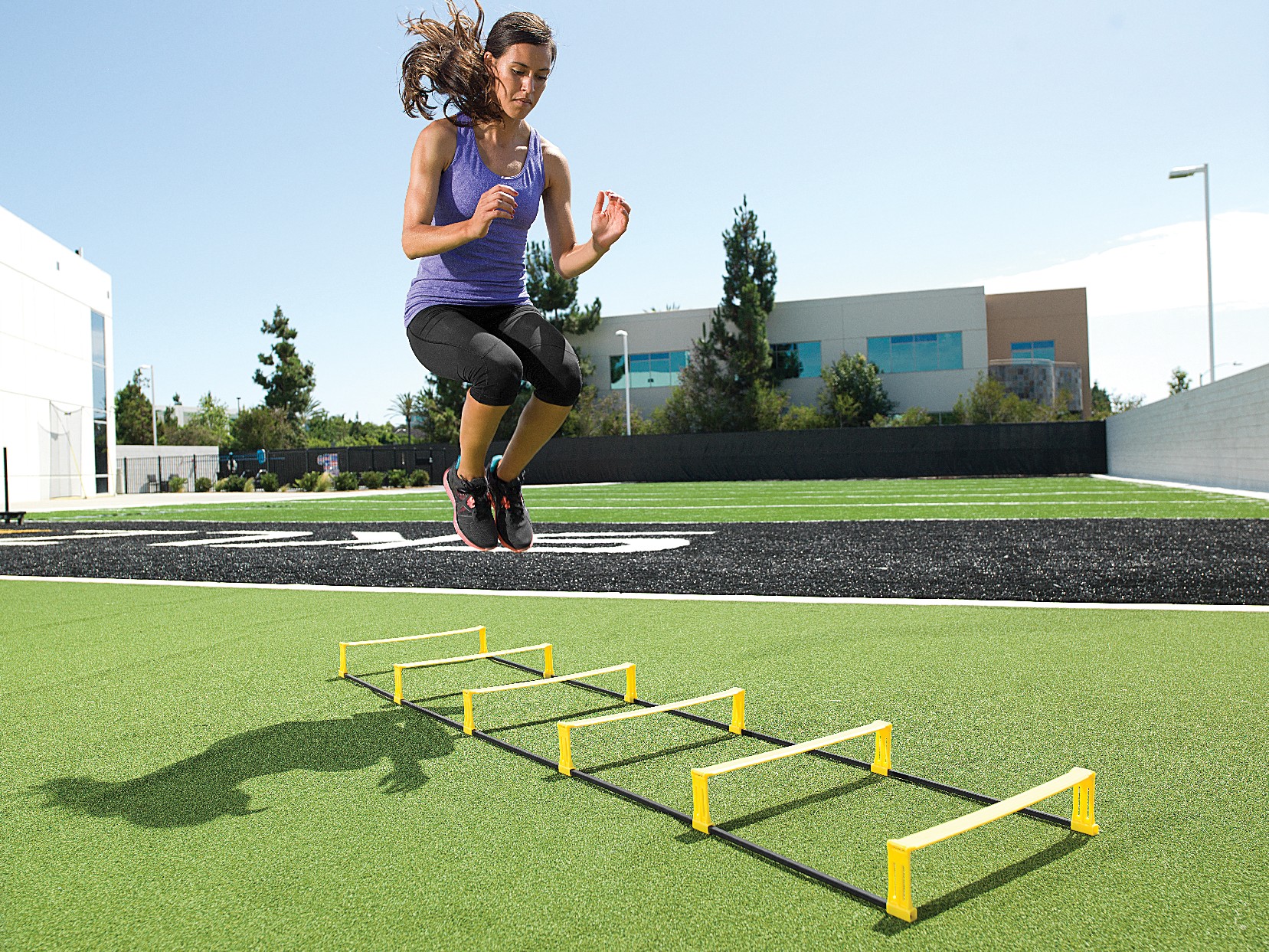 SKLZ Elevation Ladder, prekážkový koordinačný rebrík.


2-v-1 rýchlostné prekážky + rebrík
Zmeňte plochý rebrík na 10 cm vysoké prekážky behom niekoľkých sekúnd
Viac ako 2 m dlhý rebrík so 6 priečkami
Priestor medzi priečkami je približne 40 cm x 65 cm
Rýchle zloženie pre jednoduchú prepravu
Obsahuje praktické puzdro na prenášanie a návod na použitie v angličtine

Návod v angličtine