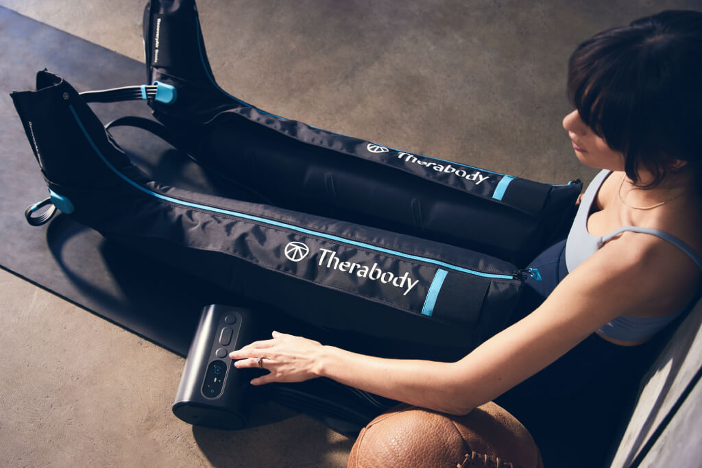 Therabody RecoveryAir PRO, Kompresné regeneračné nohavice Veľkosť: Large.
RecoveryAir PRO
Výhody kompresných regeneračných nohavíc RecoveryAir PRO

Zlepšujú krvný obeh a lymfodrenáž
Majú priaznivý vplyv pri bolestiach svalov
Znižujú opuchy a stuhnutosť
Zmierňujú svalovú únavu
Technológia TruGrade zaisťuje bezpečné a presné riadenie tlaku

Vlastnosti kompresných regeneračných nohavíc RecoveryAir PRO

Patentovaná FastFlush technológia pre plné nafúknutie a vyfúknutie za 60 sekúnd
Pripojenie Bluetooth k aplikácii Therabody pre plné prispôsobenie
Patentovaná technológia TruGrade pre bezpečné a presné riadenie tlaku
4 prednastavené programy (Warm Up, Recovery, Isolation a Interval) alebo voľný program PRO Mode
4 nafukovacie cykly (sekvenčný, vlnový, izolačný a prietokový)
Možnosť nastavenie času (10 - 90 min.)
Nastaviteľný rozsah tlaku (20 mmHg - 100 mmHg)
Nastaviteľná doba udržania a uvoľnenia tlaku (1 - 60 sekúnd)
Zónová regulácia tlaku v jednotlivých komorách
Ukladanie a zdieľanie dát prostredníctvom aplikácie Therabody
Výdrž batérie: 240 minút
Jednoduchá údržba a čistenie

Obsah balenia kompresných regeneračných nohavíc RecoveryAir PRO

Ovládacia jednotka
Pár kompresných nohavíc
Blokovacia zásuvka (pre použitie len jednej nohavice)
Sieťový adaptér
Puzdro na ovládaciu jednotku
Puzdro na kompresné nohavice

Rozmery ovládacej jednotky

Dĺžka - 23,3 cm
Šírka - 14,2 cm
Výška - 15,4 cm
Váha - 2,14 kg

Tabuľka veľkostí kompresných regeneračných nohavíc RecoveryAir PRO
Aby kompresné topánky RecoveryAir správne padli, zmerajte dĺžku od členka ku bedrového kĺbu a obvod v najsilnejšej časti stehna.



Veľkosť
Dĺžka od členka ku bedrového kĺbu
Max.
Výška postavy


Medium
80 - 95 cm
do 80 cm
170 - 183 cm


Large
90 - 105 cm
nad 81 cm
183 - 198 cm



&nbsp;

Stiahnite si Theragun aplikáciu
Nová aplikácia Theragunu predstavuje nový revolučný spôsob liečby Vášho tela a odhaľuje schopnosti prekonať bolesť.
&nbsp; &nbsp;
Návod na použitie kompresných nohavíc RecoveryAir PRO