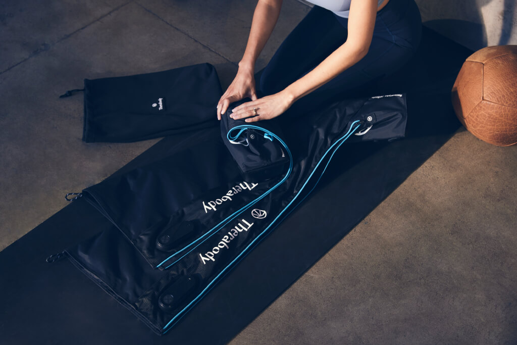 Therabody RecoveryAir PRO, Kompresné regeneračné nohavice Veľkosť: Large.
RecoveryAir PRO
Výhody kompresných regeneračných nohavíc RecoveryAir PRO

Zlepšujú krvný obeh a lymfodrenáž
Majú priaznivý vplyv pri bolestiach svalov
Znižujú opuchy a stuhnutosť
Zmierňujú svalovú únavu
Technológia TruGrade zaisťuje bezpečné a presné riadenie tlaku

Vlastnosti kompresných regeneračných nohavíc RecoveryAir PRO

Patentovaná FastFlush technológia pre plné nafúknutie a vyfúknutie za 60 sekúnd
Pripojenie Bluetooth k aplikácii Therabody pre plné prispôsobenie
Patentovaná technológia TruGrade pre bezpečné a presné riadenie tlaku
4 prednastavené programy (Warm Up, Recovery, Isolation a Interval) alebo voľný program PRO Mode
4 nafukovacie cykly (sekvenčný, vlnový, izolačný a prietokový)
Možnosť nastavenie času (10 - 90 min.)
Nastaviteľný rozsah tlaku (20 mmHg - 100 mmHg)
Nastaviteľná doba udržania a uvoľnenia tlaku (1 - 60 sekúnd)
Zónová regulácia tlaku v jednotlivých komorách
Ukladanie a zdieľanie dát prostredníctvom aplikácie Therabody
Výdrž batérie: 240 minút
Jednoduchá údržba a čistenie

Obsah balenia kompresných regeneračných nohavíc RecoveryAir PRO

Ovládacia jednotka
Pár kompresných nohavíc
Blokovacia zásuvka (pre použitie len jednej nohavice)
Sieťový adaptér
Puzdro na ovládaciu jednotku
Puzdro na kompresné nohavice

Rozmery ovládacej jednotky

Dĺžka - 23,3 cm
Šírka - 14,2 cm
Výška - 15,4 cm
Váha - 2,14 kg

Tabuľka veľkostí kompresných regeneračných nohavíc RecoveryAir PRO
Aby kompresné topánky RecoveryAir správne padli, zmerajte dĺžku od členka ku bedrového kĺbu a obvod v najsilnejšej časti stehna.



Veľkosť
Dĺžka od členka ku bedrového kĺbu
Max.
Výška postavy


Medium
80 - 95 cm
do 80 cm
170 - 183 cm


Large
90 - 105 cm
nad 81 cm
183 - 198 cm



&nbsp;

Stiahnite si Theragun aplikáciu
Nová aplikácia Theragunu predstavuje nový revolučný spôsob liečby Vášho tela a odhaľuje schopnosti prekonať bolesť.
&nbsp; &nbsp;
Návod na použitie kompresných nohavíc RecoveryAir PRO