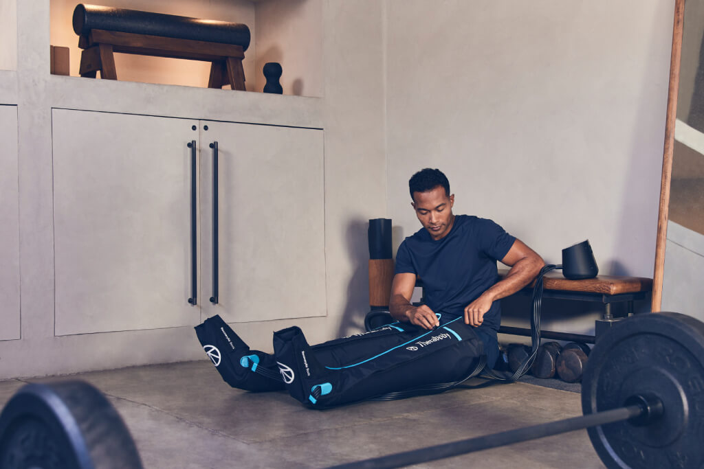 Therabody RecoveryAir PRO, Kompresné regeneračné nohavice Veľkosť: Large.
RecoveryAir PRO
Výhody kompresných regeneračných nohavíc RecoveryAir PRO

Zlepšujú krvný obeh a lymfodrenáž
Majú priaznivý vplyv pri bolestiach svalov
Znižujú opuchy a stuhnutosť
Zmierňujú svalovú únavu
Technológia TruGrade zaisťuje bezpečné a presné riadenie tlaku

Vlastnosti kompresných regeneračných nohavíc RecoveryAir PRO

Patentovaná FastFlush technológia pre plné nafúknutie a vyfúknutie za 60 sekúnd
Pripojenie Bluetooth k aplikácii Therabody pre plné prispôsobenie
Patentovaná technológia TruGrade pre bezpečné a presné riadenie tlaku
4 prednastavené programy (Warm Up, Recovery, Isolation a Interval) alebo voľný program PRO Mode
4 nafukovacie cykly (sekvenčný, vlnový, izolačný a prietokový)
Možnosť nastavenie času (10 - 90 min.)
Nastaviteľný rozsah tlaku (20 mmHg - 100 mmHg)
Nastaviteľná doba udržania a uvoľnenia tlaku (1 - 60 sekúnd)
Zónová regulácia tlaku v jednotlivých komorách
Ukladanie a zdieľanie dát prostredníctvom aplikácie Therabody
Výdrž batérie: 240 minút
Jednoduchá údržba a čistenie

Obsah balenia kompresných regeneračných nohavíc RecoveryAir PRO

Ovládacia jednotka
Pár kompresných nohavíc
Blokovacia zásuvka (pre použitie len jednej nohavice)
Sieťový adaptér
Puzdro na ovládaciu jednotku
Puzdro na kompresné nohavice

Rozmery ovládacej jednotky

Dĺžka - 23,3 cm
Šírka - 14,2 cm
Výška - 15,4 cm
Váha - 2,14 kg

Tabuľka veľkostí kompresných regeneračných nohavíc RecoveryAir PRO
Aby kompresné topánky RecoveryAir správne padli, zmerajte dĺžku od členka ku bedrového kĺbu a obvod v najsilnejšej časti stehna.



Veľkosť
Dĺžka od členka ku bedrového kĺbu
Max.
Výška postavy


Medium
80 - 95 cm
do 80 cm
170 - 183 cm


Large
90 - 105 cm
nad 81 cm
183 - 198 cm



&nbsp;

Stiahnite si Theragun aplikáciu
Nová aplikácia Theragunu predstavuje nový revolučný spôsob liečby Vášho tela a odhaľuje schopnosti prekonať bolesť.
&nbsp; &nbsp;
Návod na použitie kompresných nohavíc RecoveryAir PRO