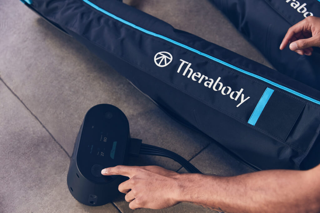Therabody RecoveryAir PRO, Kompresné regeneračné nohavice Veľkosť: Large.
RecoveryAir PRO
Výhody kompresných regeneračných nohavíc RecoveryAir PRO

Zlepšujú krvný obeh a lymfodrenáž
Majú priaznivý vplyv pri bolestiach svalov
Znižujú opuchy a stuhnutosť
Zmierňujú svalovú únavu
Technológia TruGrade zaisťuje bezpečné a presné riadenie tlaku

Vlastnosti kompresných regeneračných nohavíc RecoveryAir PRO

Patentovaná FastFlush technológia pre plné nafúknutie a vyfúknutie za 60 sekúnd
Pripojenie Bluetooth k aplikácii Therabody pre plné prispôsobenie
Patentovaná technológia TruGrade pre bezpečné a presné riadenie tlaku
4 prednastavené programy (Warm Up, Recovery, Isolation a Interval) alebo voľný program PRO Mode
4 nafukovacie cykly (sekvenčný, vlnový, izolačný a prietokový)
Možnosť nastavenie času (10 - 90 min.)
Nastaviteľný rozsah tlaku (20 mmHg - 100 mmHg)
Nastaviteľná doba udržania a uvoľnenia tlaku (1 - 60 sekúnd)
Zónová regulácia tlaku v jednotlivých komorách
Ukladanie a zdieľanie dát prostredníctvom aplikácie Therabody
Výdrž batérie: 240 minút
Jednoduchá údržba a čistenie

Obsah balenia kompresných regeneračných nohavíc RecoveryAir PRO

Ovládacia jednotka
Pár kompresných nohavíc
Blokovacia zásuvka (pre použitie len jednej nohavice)
Sieťový adaptér
Puzdro na ovládaciu jednotku
Puzdro na kompresné nohavice

Rozmery ovládacej jednotky

Dĺžka - 23,3 cm
Šírka - 14,2 cm
Výška - 15,4 cm
Váha - 2,14 kg

Tabuľka veľkostí kompresných regeneračných nohavíc RecoveryAir PRO
Aby kompresné topánky RecoveryAir správne padli, zmerajte dĺžku od členka ku bedrového kĺbu a obvod v najsilnejšej časti stehna.



Veľkosť
Dĺžka od členka ku bedrového kĺbu
Max.
Výška postavy


Medium
80 - 95 cm
do 80 cm
170 - 183 cm


Large
90 - 105 cm
nad 81 cm
183 - 198 cm



&nbsp;

Stiahnite si Theragun aplikáciu
Nová aplikácia Theragunu predstavuje nový revolučný spôsob liečby Vášho tela a odhaľuje schopnosti prekonať bolesť.
&nbsp; &nbsp;
Návod na použitie kompresných nohavíc RecoveryAir PRO
