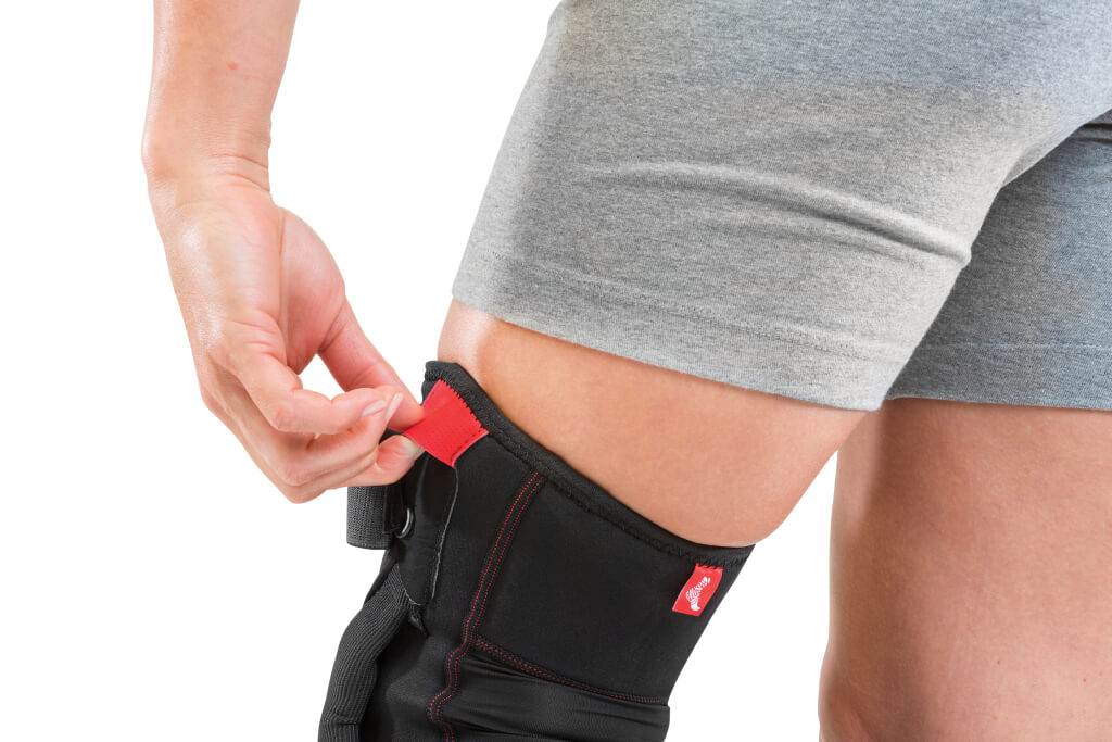 Mueller Hinged Knee Brace, ortéza na koleno Veľkosť: S.
Vlastnosti ortézy na koleno Mueller Hinged Knee Brace

Podporné popruhy s rozsahom 360˚, ktoré pomáhajú udržiavať koleno na správnom mieste
Priedušný materiál, ktorý reguluje teplo a odvádza vlhkosť
Pomáha predchádzať hyperextenzii kolena
Podpora jabĺčka - stabilizácia a ochrana

Tabuľka veľkostí - veľkosť sa určuje podľa obvodu kolena (ak ste medzi dvoma veľkosťami, odporúčame zvoliť väčšiu).



&nbsp; Veľkosť
&nbsp; &nbsp; &nbsp;S
&nbsp; &nbsp; M
&nbsp; &nbsp; L
&nbsp; &nbsp; XL


&nbsp;Obvod kolena&nbsp;
 30 - 35 cm
 35 - 40 cm
 40 - 45 cm
 45 - 50 cm