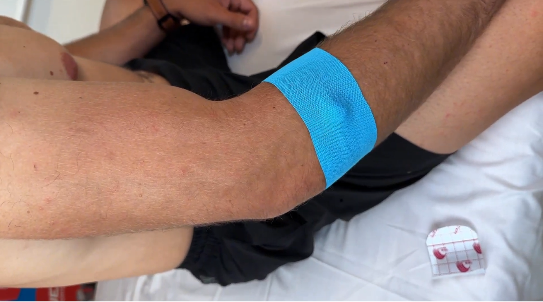 Tejpování tenisového lokte