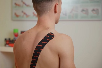 Řešení bolesti horního trapézu pomocí cross tapu
