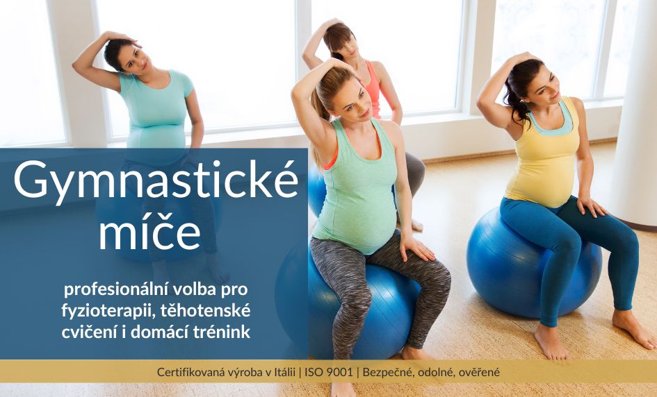 Žena při cvičení s gymnastickým míčem – rehabilitační pomůcka vhodná pro nemocnice, lékárny a domovy seniorů.