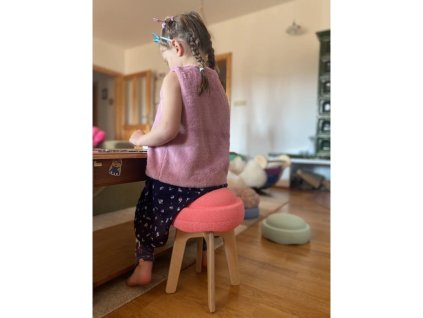 BaaVi dřevěná dětská stolička kompatibilní se Stapelstein - dítě sedí