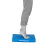AFH Balance Pad Premium – balanční podložka modrá - člověk stojící na špičkách a balancující