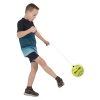 Spordas Mini SwingSkill závěsný tréninkový míč 15 cm - ukázka držení a kopání