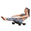 Balanční plocha Bamusta Placa Trendy - žena sedí na desce a balancuje na hýždích